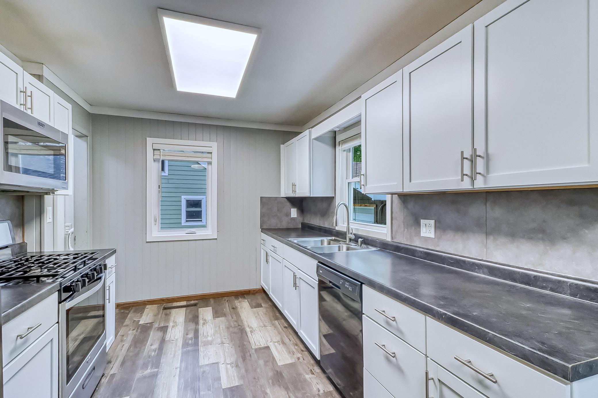 1950 single family home for sale at 1507 Lynn Avenue in Detroit Lakes, MN — 3 bed, 3 bath (photo 6 of 27)