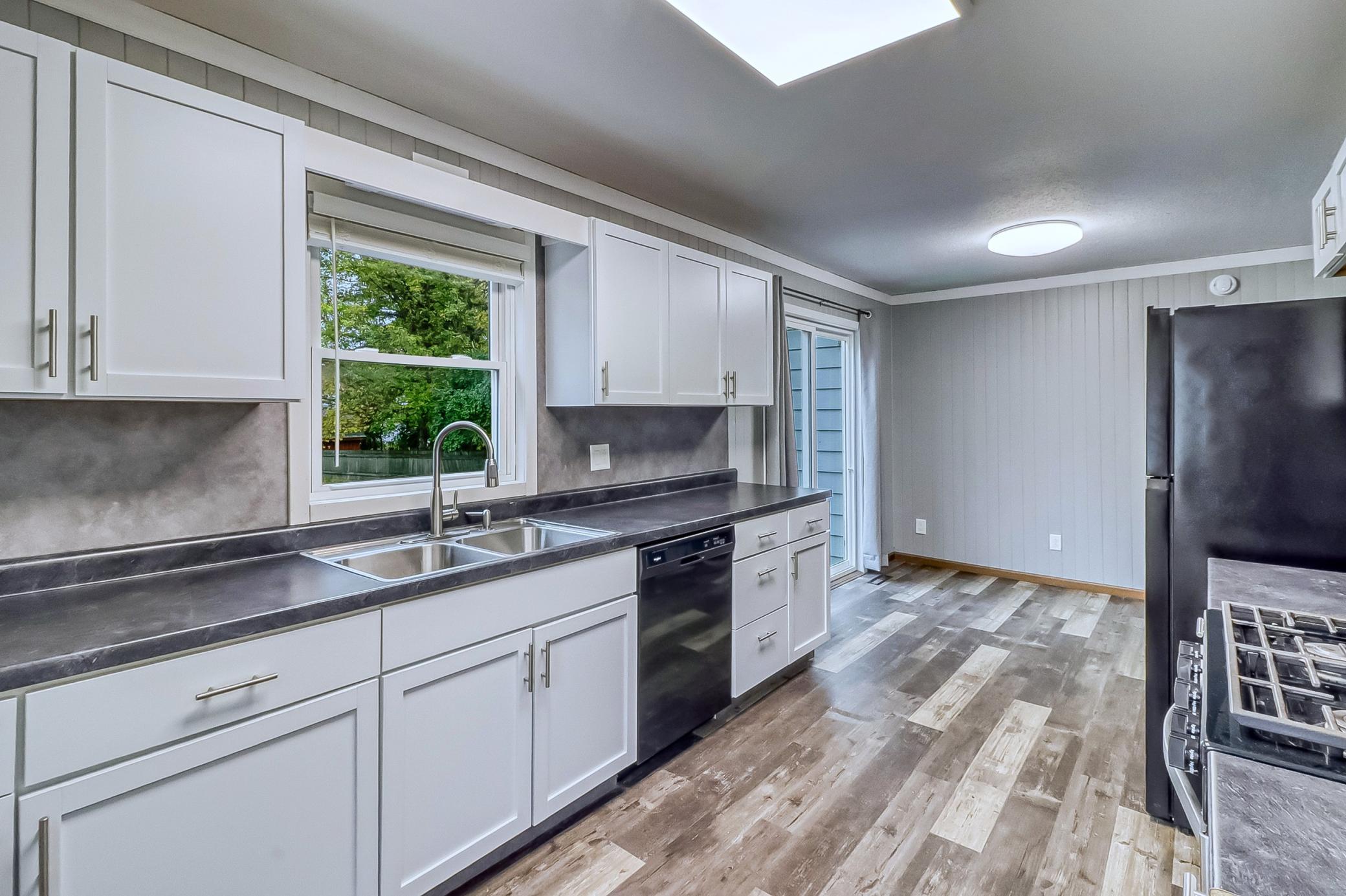 1950 single family home for sale at 1507 Lynn Avenue in Detroit Lakes, MN — 3 bed, 3 bath (photo 9 of 27)
