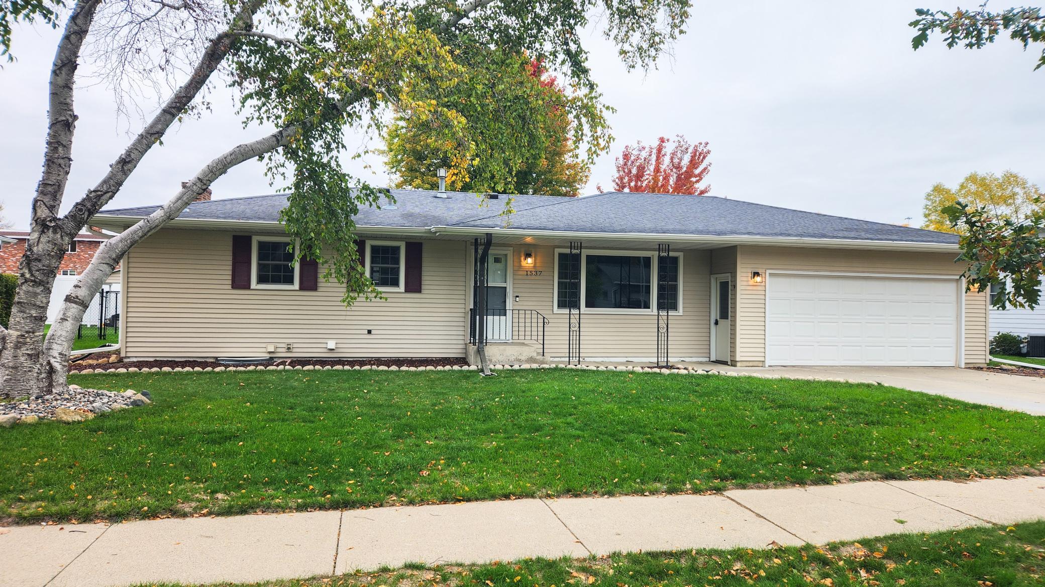 1971 single family home for sale at 1537 22nd Avenue S in Fargo, ND — 3 bed, 3 bath