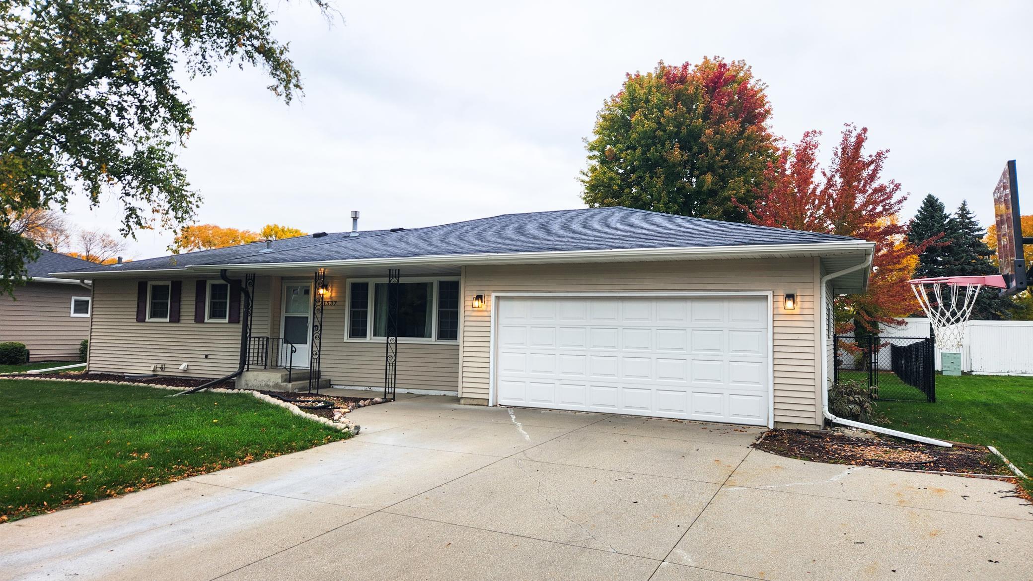 1971 single family home for sale at 1537 22nd Avenue S in Fargo, ND — 3 bed, 3 bath (photo 2 of 40)