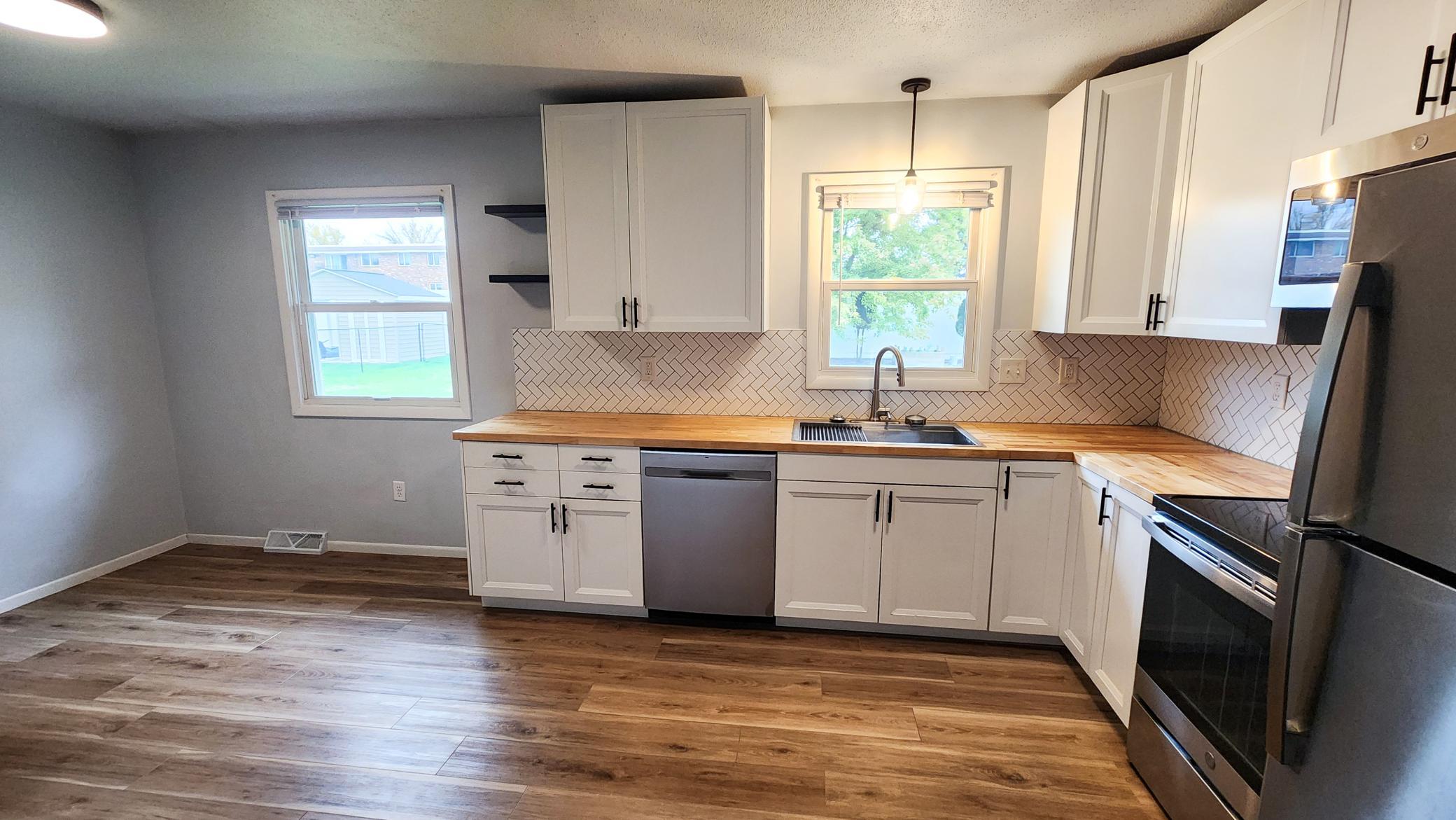 1971 single family home for sale at 1537 22nd Avenue S in Fargo, ND — 3 bed, 3 bath (photo 6 of 40)