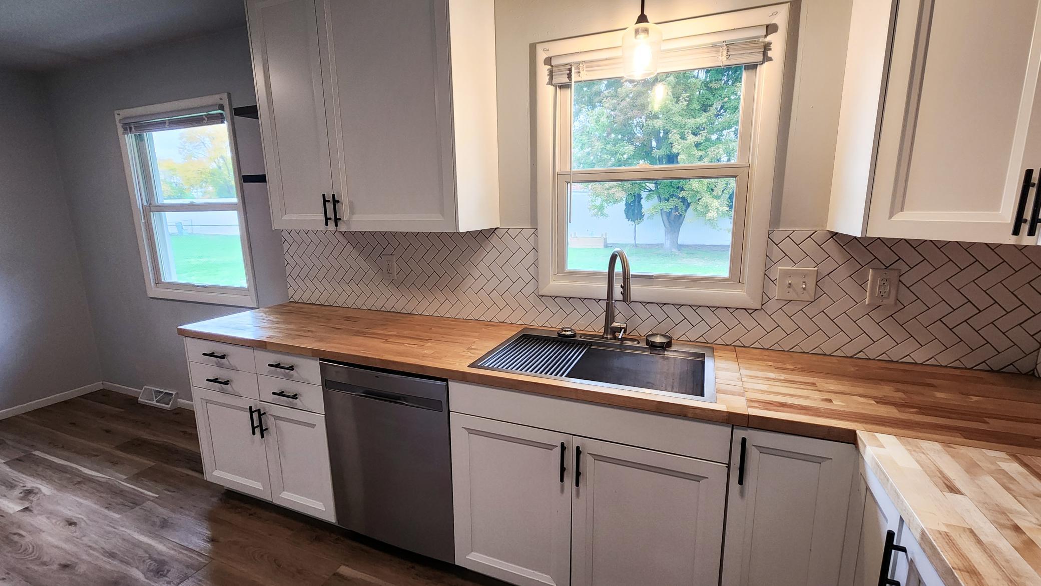 1971 single family home for sale at 1537 22nd Avenue S in Fargo, ND — 3 bed, 3 bath (photo 7 of 40)