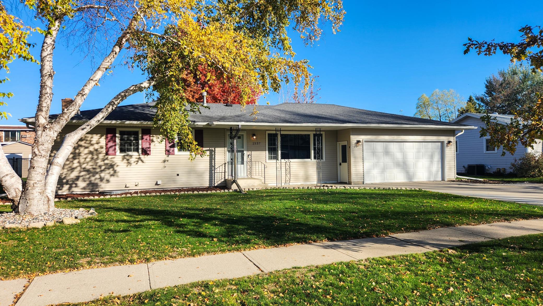 1971 single family home for sale at 1537 22nd Avenue S in Fargo, ND — 3 bed, 3 bath