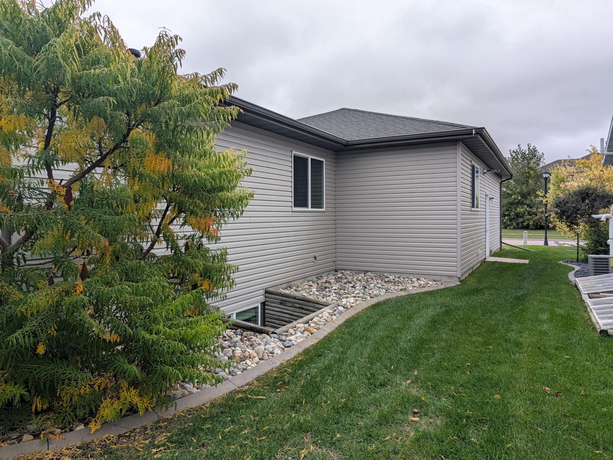 2012 single family home for sale at 222 30th Avenue E in West Fargo, ND — 3 bed, 2 bath (photo 15 of 56)