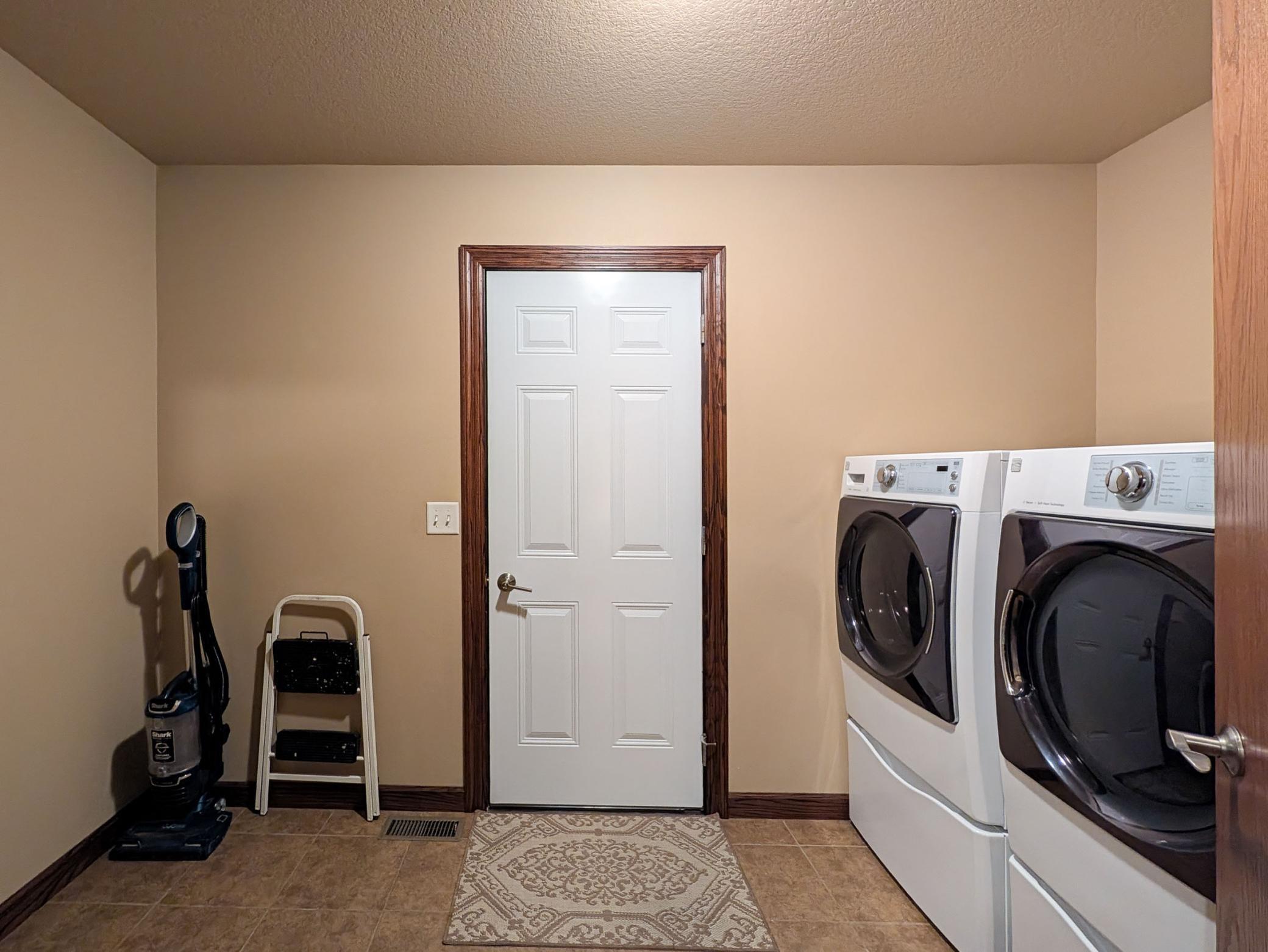 2012 single family home for sale at 222 30th Avenue E in West Fargo, ND — 3 bed, 2 bath (photo 41 of 56)
