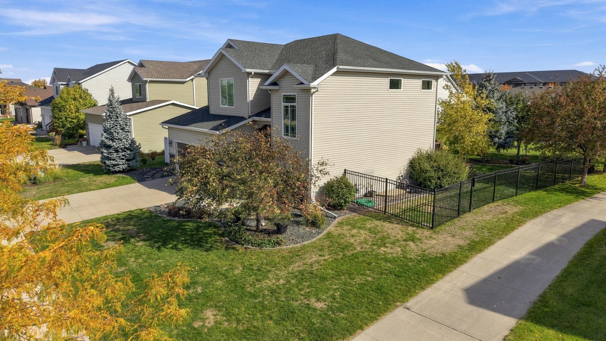 2010 single family home for sale at 3449 Loberg Lane in West Fargo, ND — 4 bed, 4 bath (photo 2 of 48)