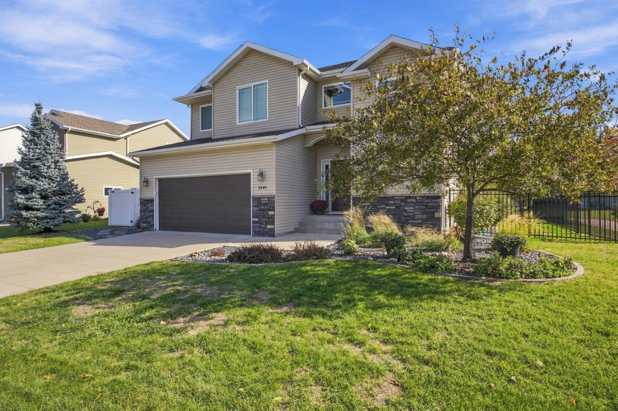 2010 single family home for sale at 3449 Loberg Lane in West Fargo, ND — 4 bed, 4 bath (photo 4 of 48)