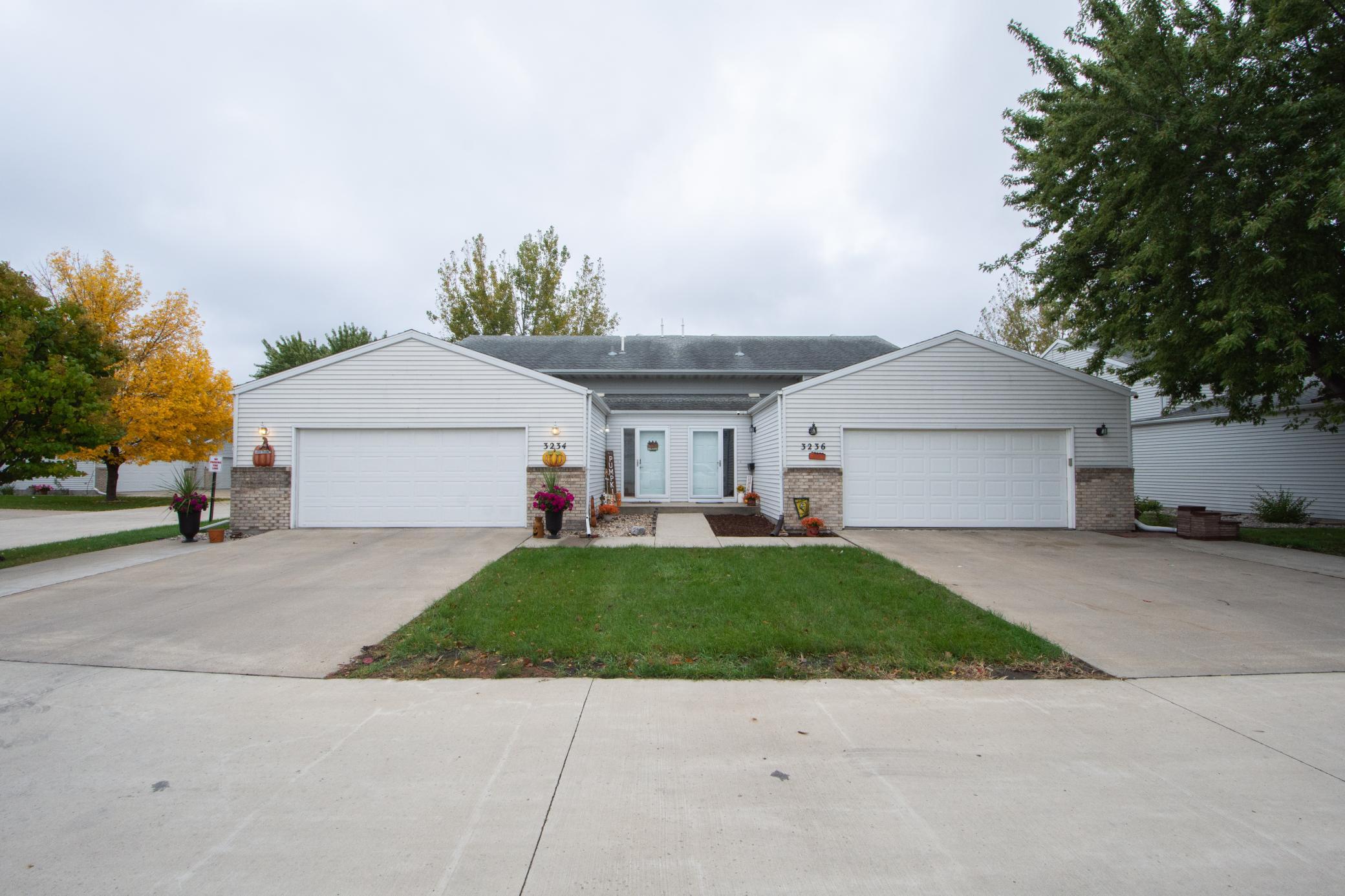 1995 twin home for sale at 3234 35th Avenue S in Fargo, ND — 3 bed, 2 bath (photo 2 of 46)