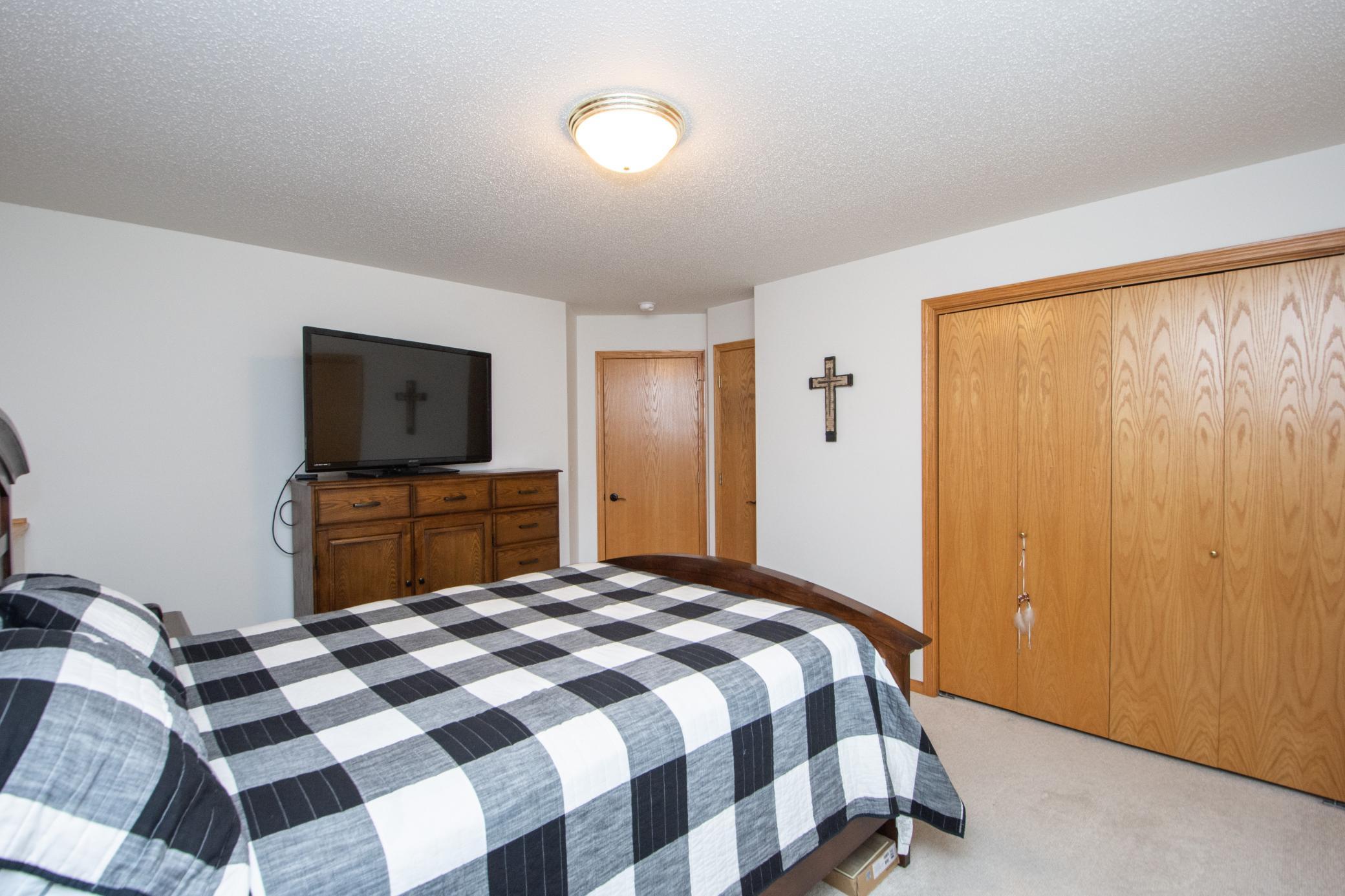 1995 twin home for sale at 3234 35th Avenue S in Fargo, ND — 3 bed, 2 bath (photo 32 of 46)