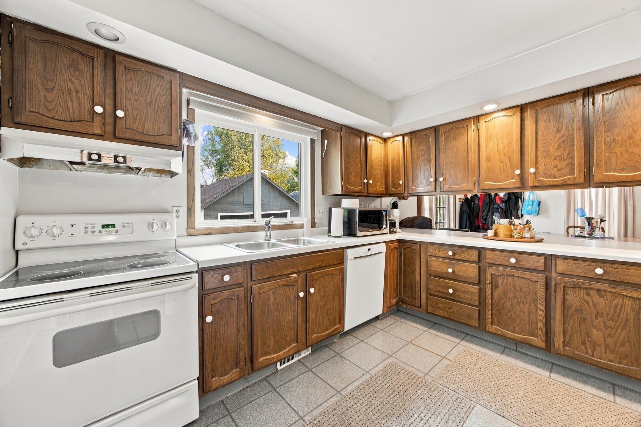 1912 single family home for sale at 314 Eddy Court S in Fargo, ND — 3 bed, 2 bath (photo 4 of 28)