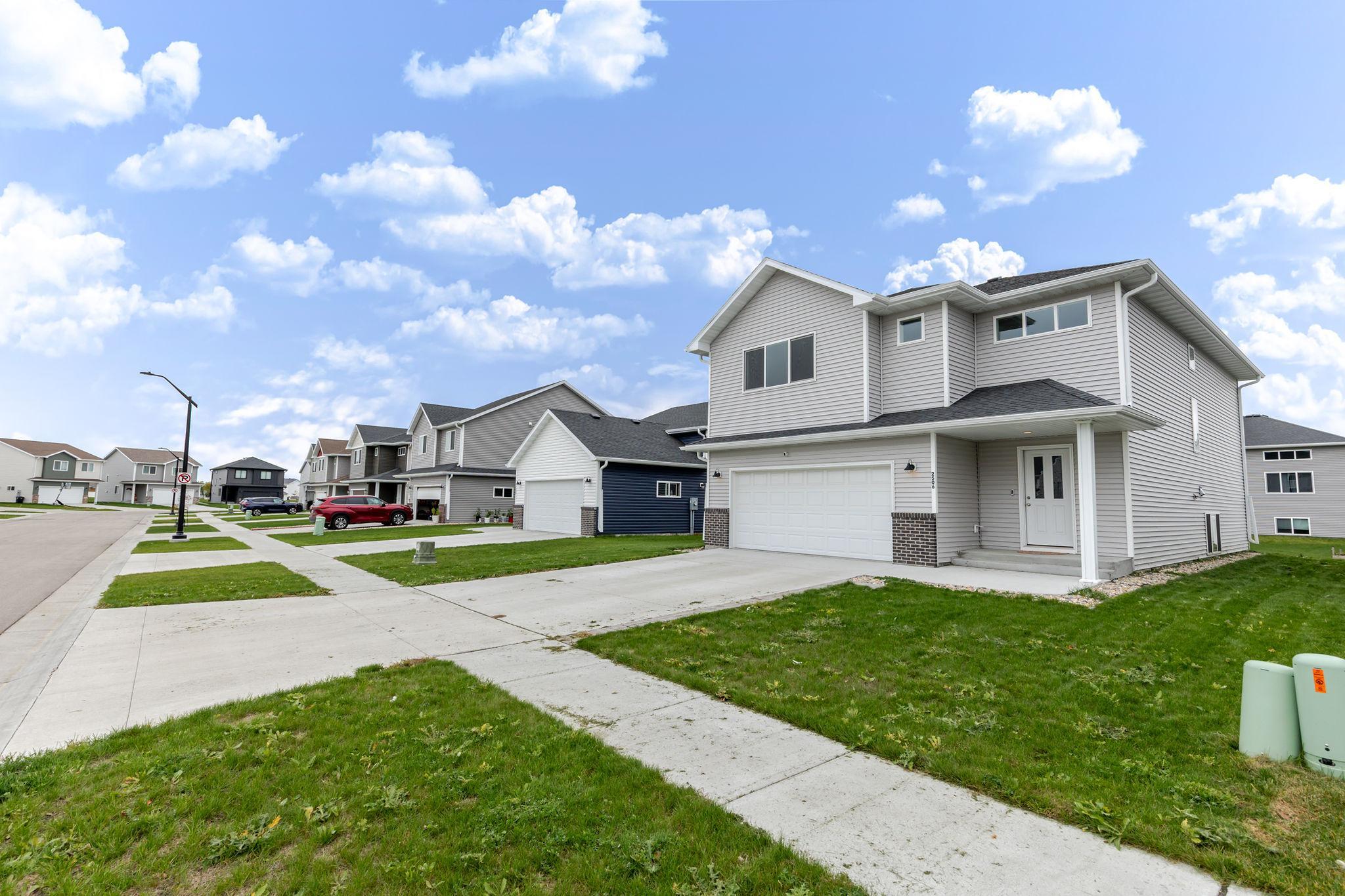 2024 single family home for sale at 2506 Fulton Loop S in Fargo, ND — 4 bed, 3 bath (photo 2 of 45)