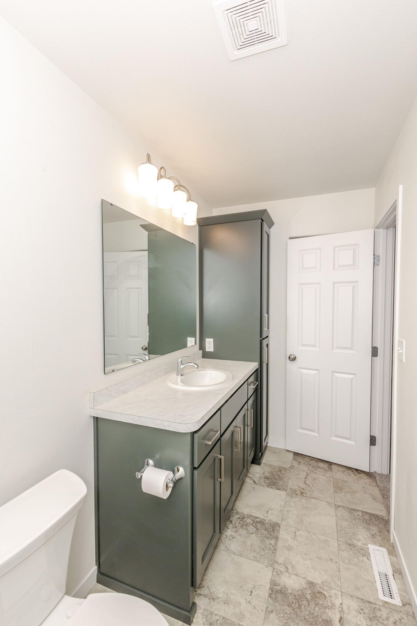 2024 single family home for sale at 2506 Fulton Loop S in Fargo, ND — 4 bed, 3 bath (photo 24 of 45)