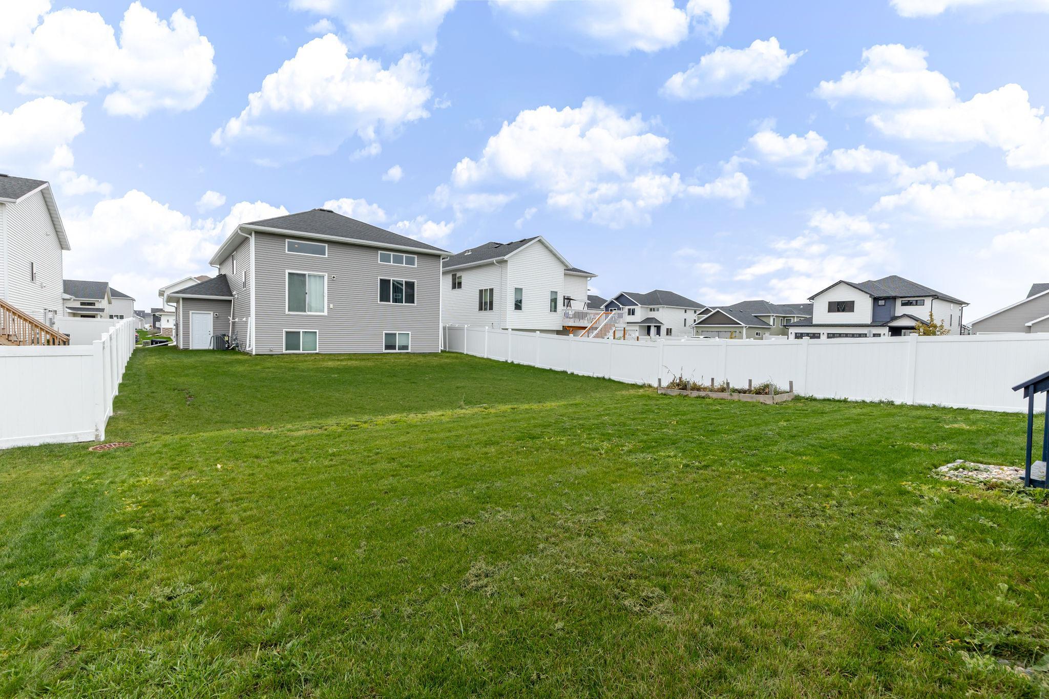 2024 single family home for sale at 2506 Fulton Loop S in Fargo, ND — 4 bed, 3 bath (photo 42 of 45)