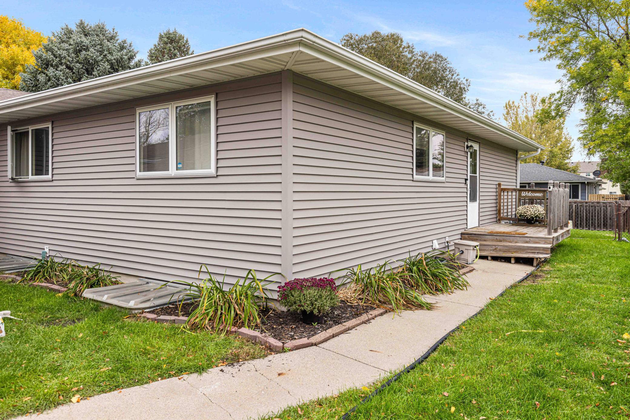 1979 twin home for sale at 1326 35th Avenue S in Moorhead, MN — 5 bed, 2 bath (photo 2 of 34)