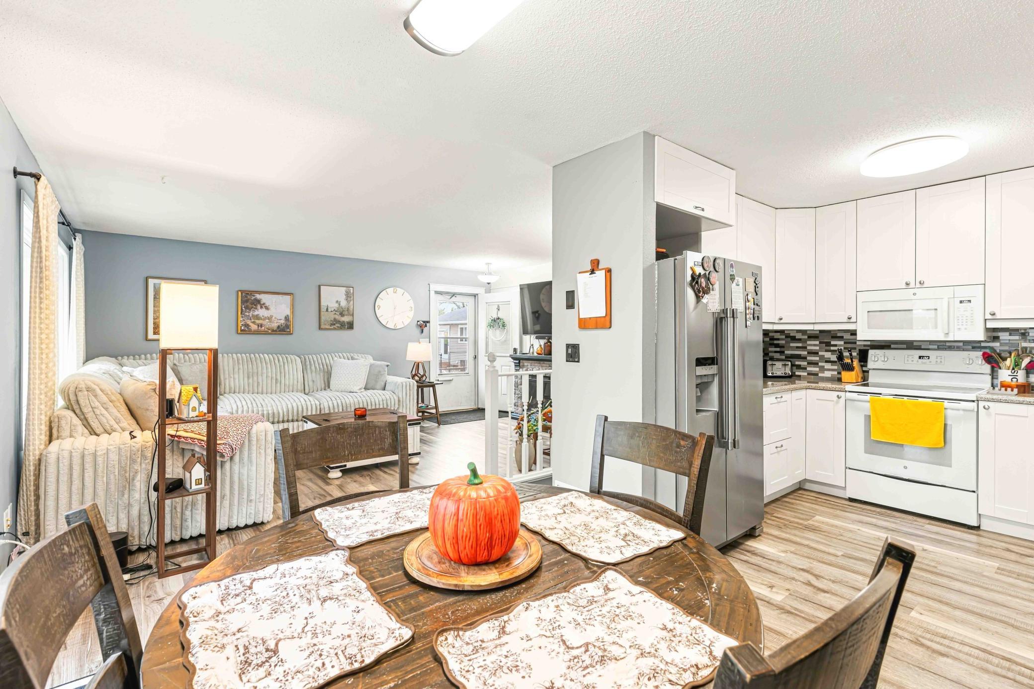 1979 twin home for sale at 1326 35th Avenue S in Moorhead, MN — 5 bed, 2 bath (photo 12 of 34)