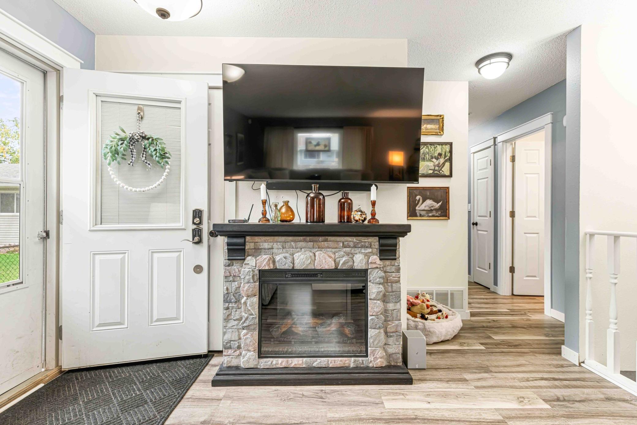 1979 twin home for sale at 1326 35th Avenue S in Moorhead, MN — 5 bed, 2 bath (photo 16 of 34)