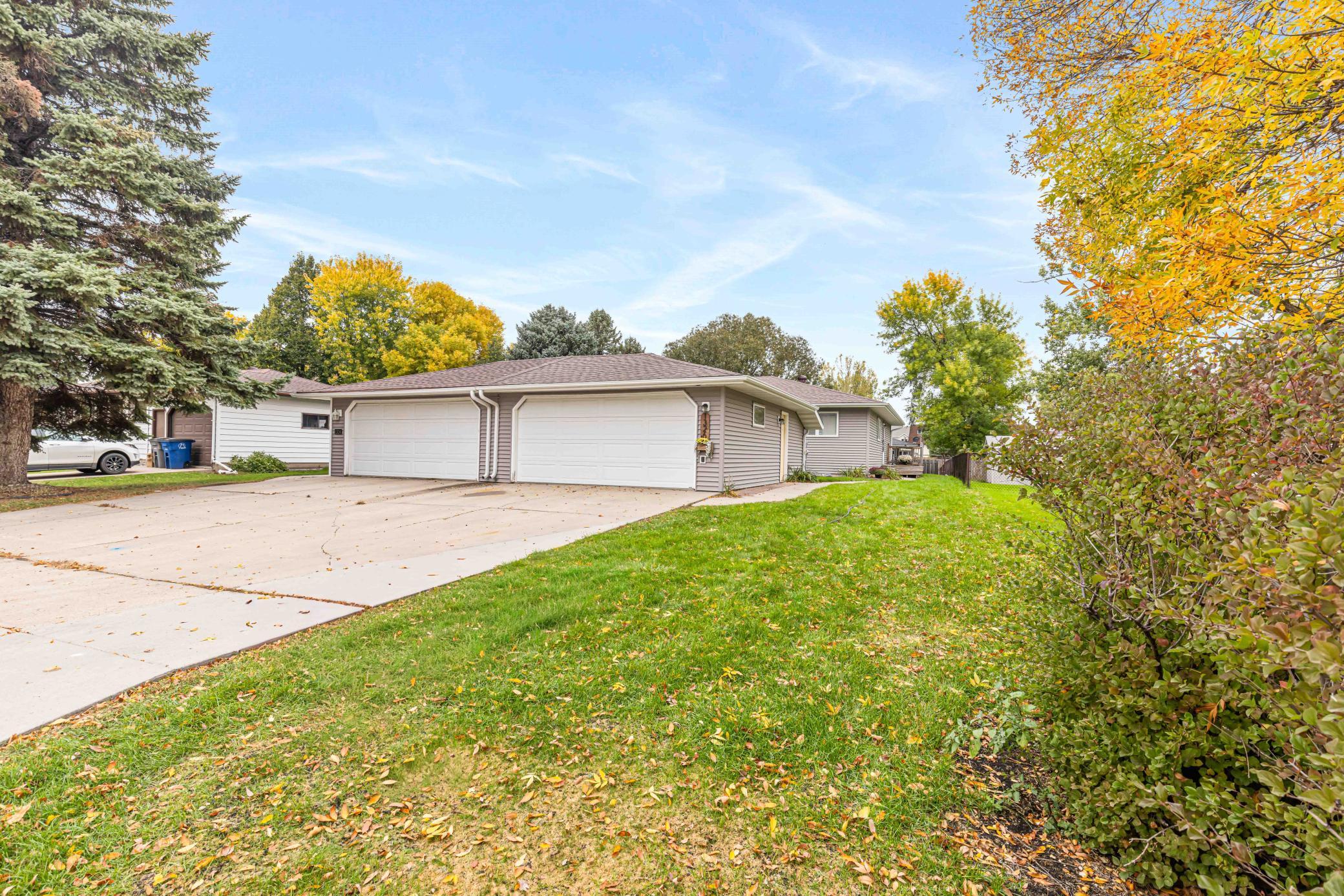 1979 twin home for sale at 1326 35th Avenue S in Moorhead, MN — 5 bed, 2 bath (photo 5 of 34)
