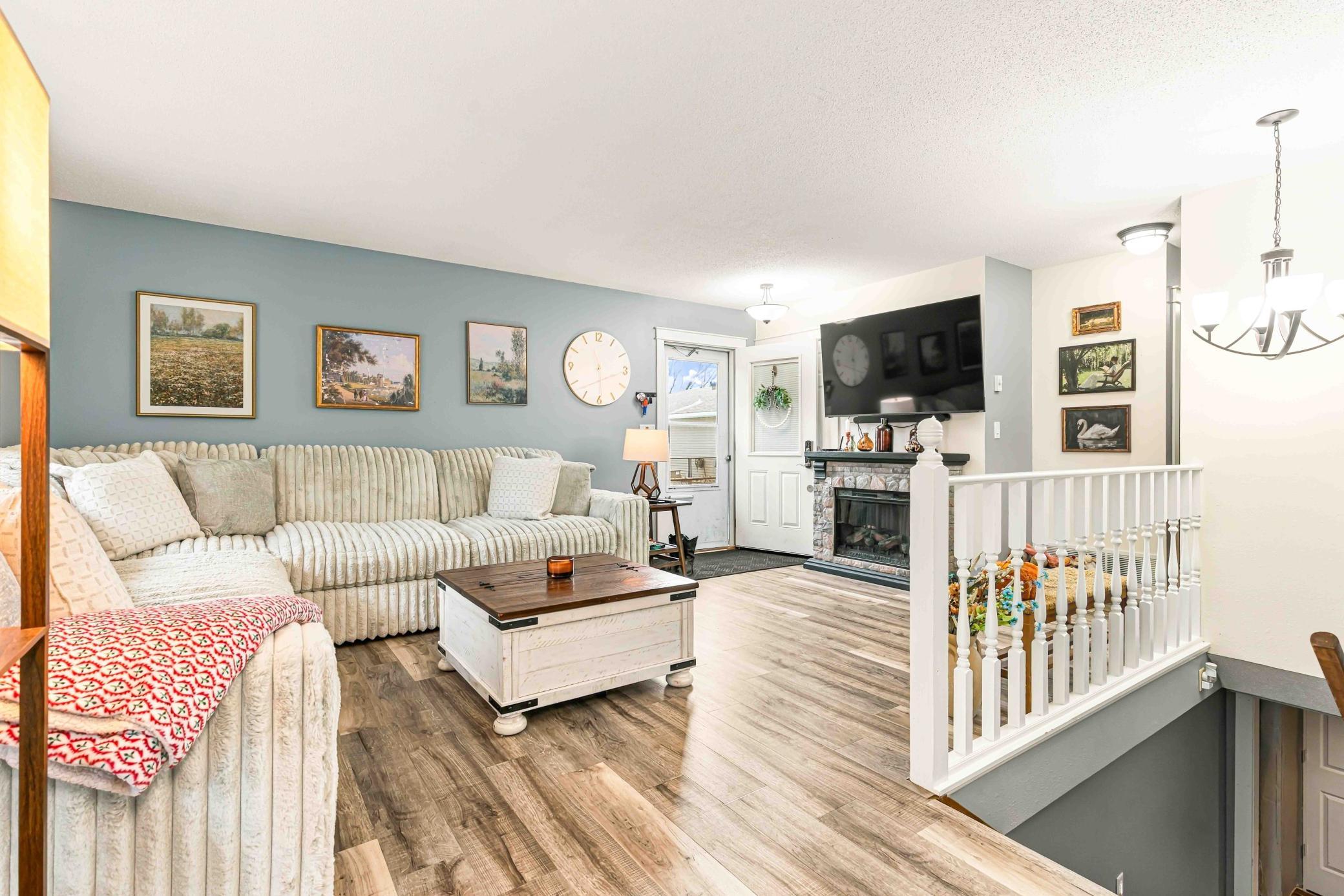 1979 twin home for sale at 1326 35th Avenue S in Moorhead, MN — 5 bed, 2 bath (photo 10 of 34)