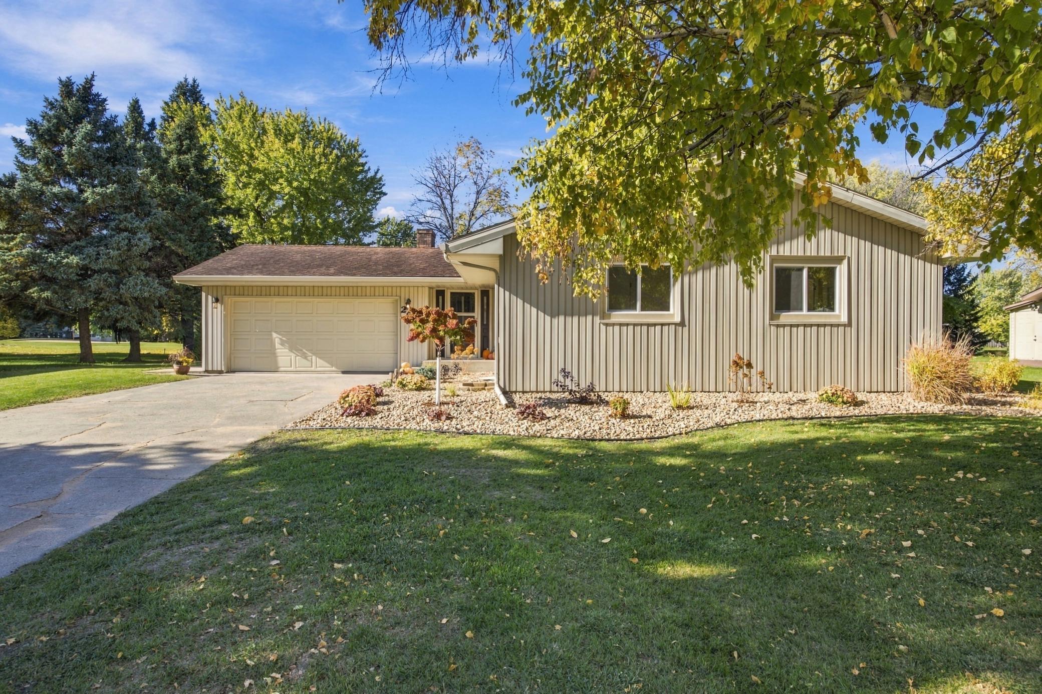 1974 single family home for sale at 2601 Fairway Drive in Moorhead, MN — 4 bed, 3 bath (photo 2 of 40)