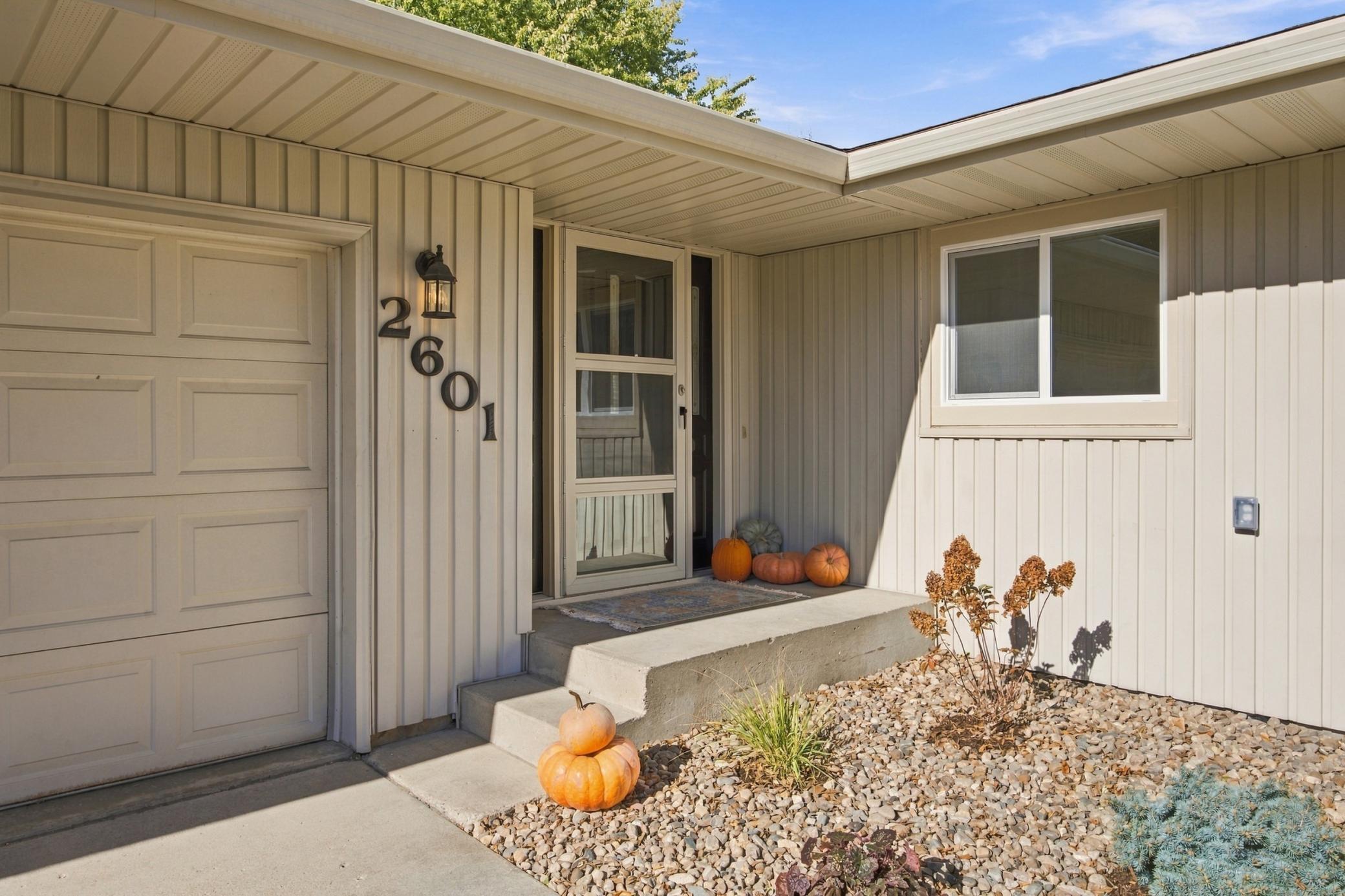 1974 single family home for sale at 2601 Fairway Drive in Moorhead, MN — 4 bed, 3 bath (photo 3 of 40)