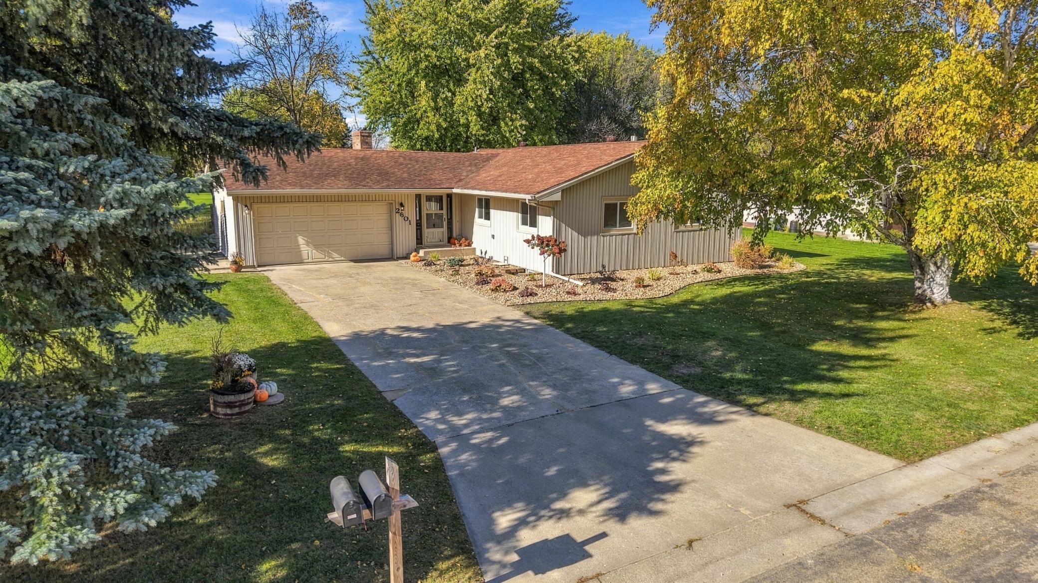 1974 single family home for sale at 2601 Fairway Drive in Moorhead, MN — 4 bed, 3 bath (photo 29 of 40)