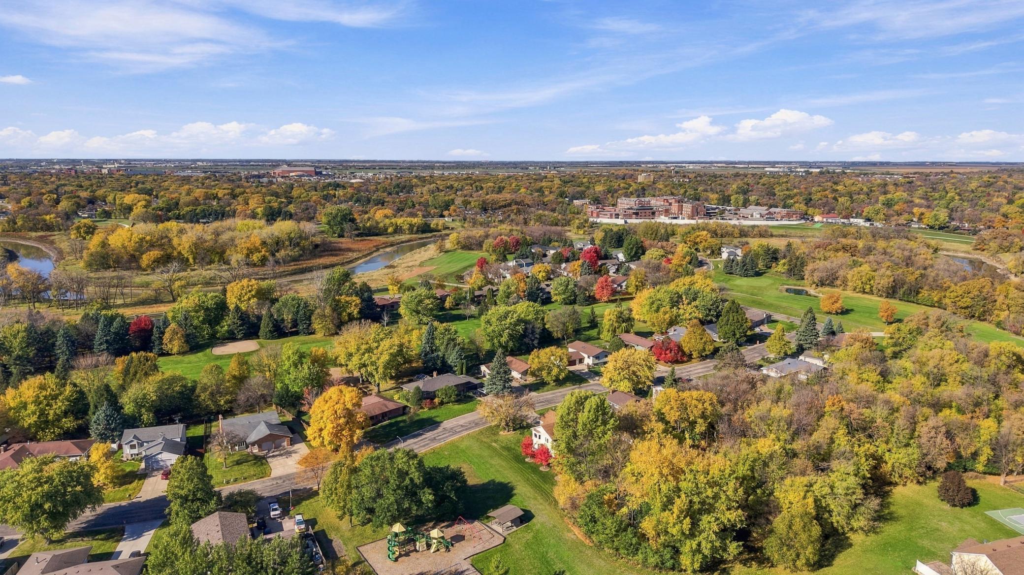 1974 single family home for sale at 2601 Fairway Drive in Moorhead, MN — 4 bed, 3 bath (photo 37 of 40)