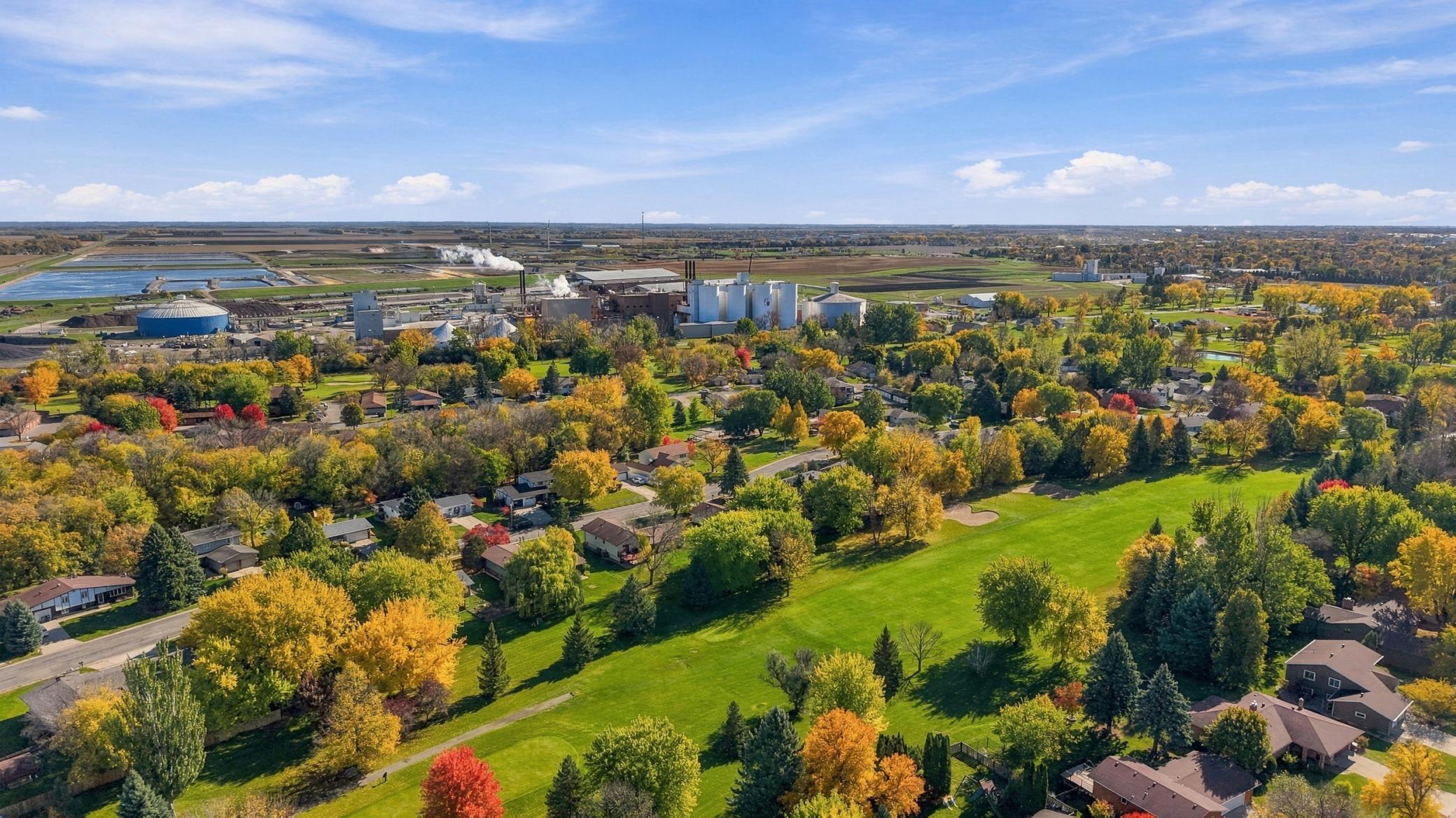 1974 single family home for sale at 2601 Fairway Drive in Moorhead, MN — 4 bed, 3 bath (photo 38 of 40)