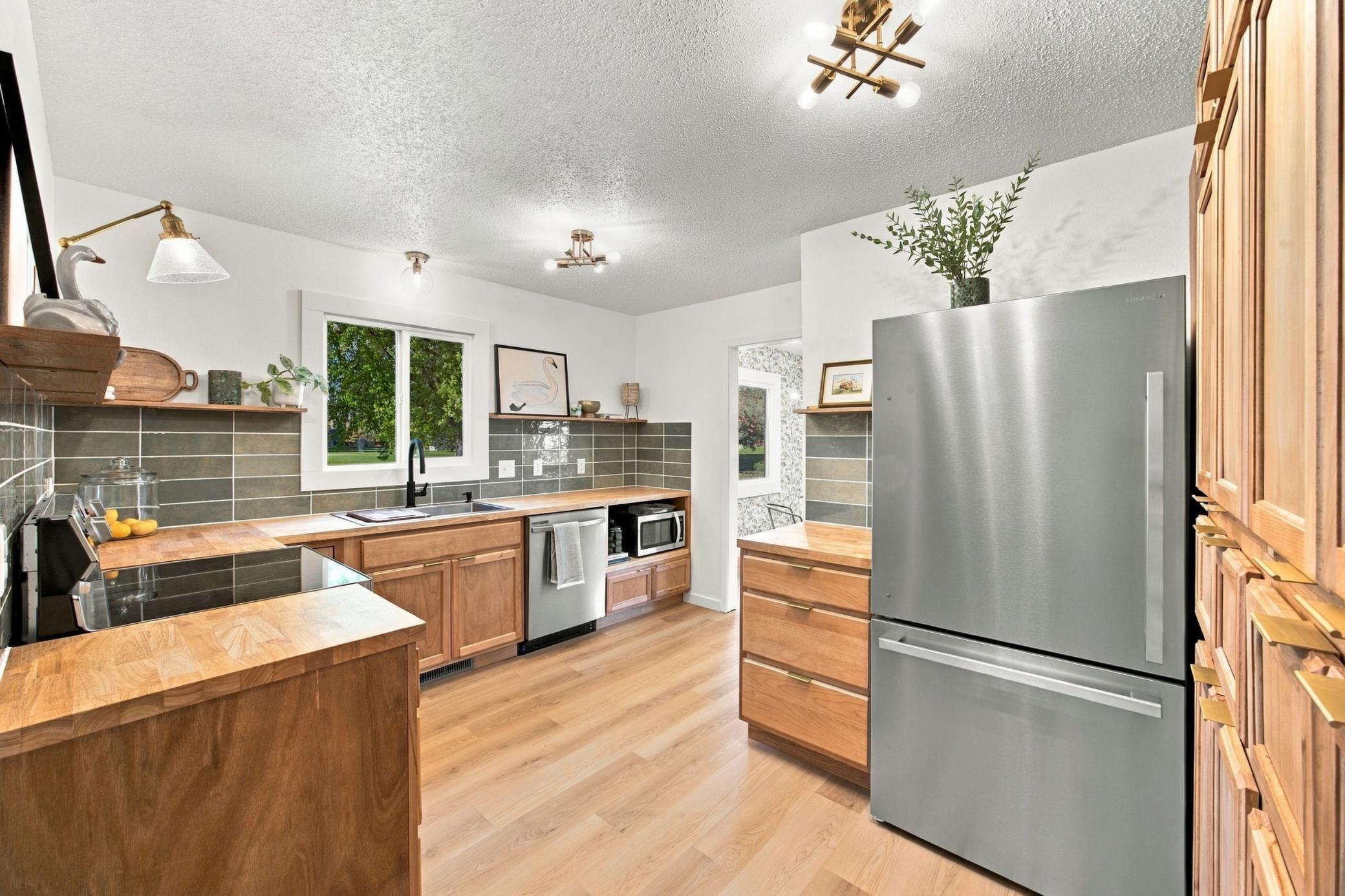 1974 single family home for sale at 2601 Fairway Drive in Moorhead, MN — 4 bed, 3 bath (photo 9 of 40)