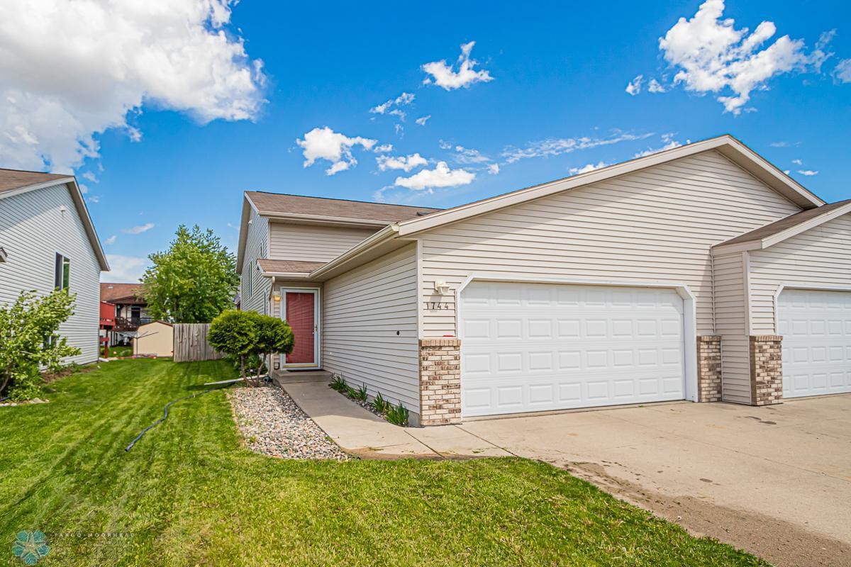 2001 twin home for sale at 1744 50 Street S in Fargo, ND — 3 bed, 2 bath