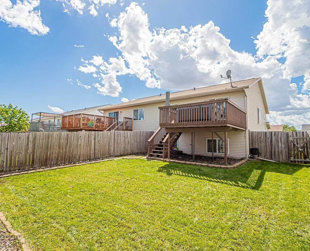 2001 twin home for sale at 1744 50 Street S in Fargo, ND — 3 bed, 2 bath (photo 2 of 21)