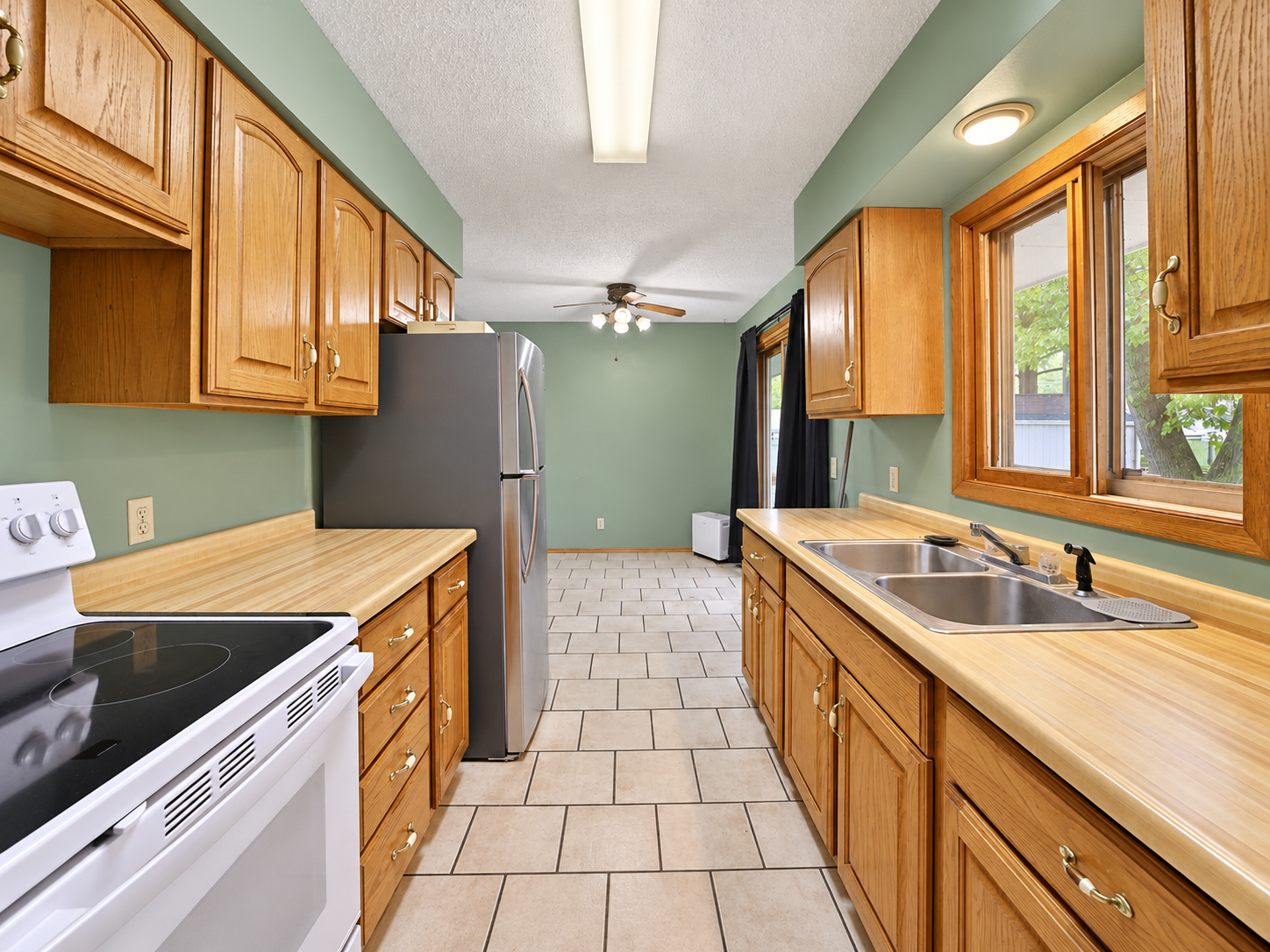 1968 single family home for sale at 908 12th Avenue NE in Brainerd, MN — 3 bed, 2 bath (photo 2 of 33)
