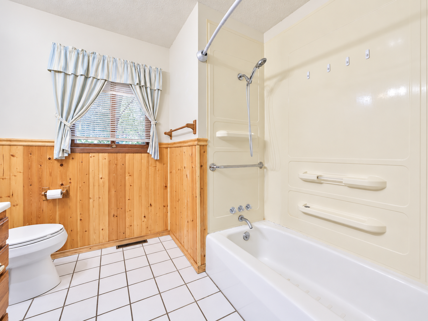 1968 single family home for sale at 908 12th Avenue NE in Brainerd, MN — 3 bed, 2 bath (photo 12 of 33)