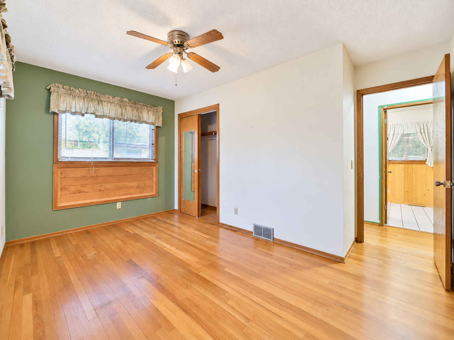 1968 single family home for sale at 908 12th Avenue NE in Brainerd, MN — 3 bed, 2 bath (photo 9 of 33)