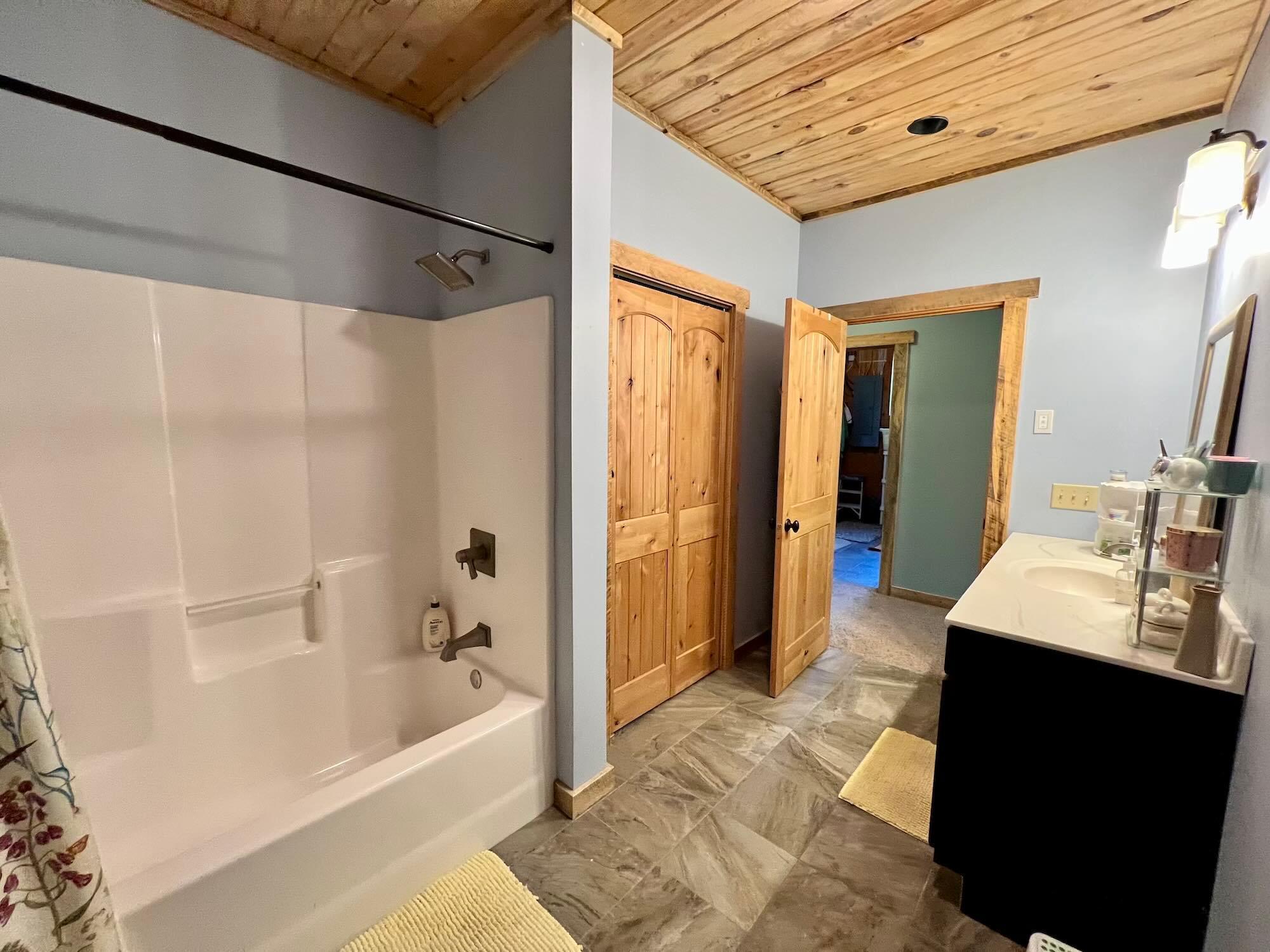 2015 single family home for sale at 216 Margos Way SW in Bemidji, MN — 4 bed, 3 bath (photo 25 of 35)