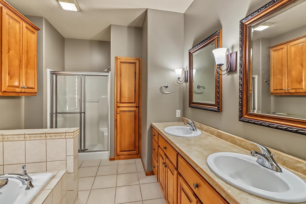 2004 single family home for sale at 797 Villa Park Way in West Fargo, ND — 3 bed, 3 bath (photo 19 of 45)