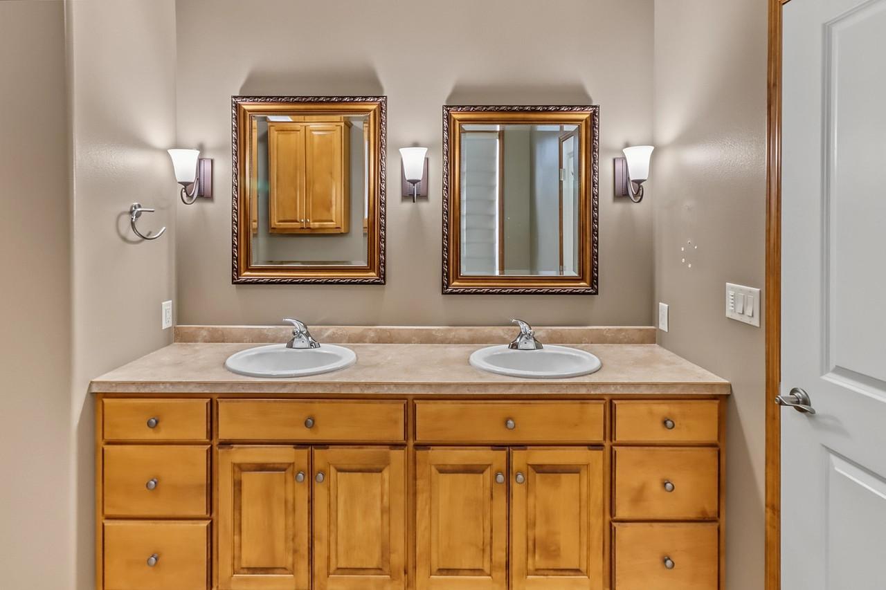 2004 single family home for sale at 797 Villa Park Way in West Fargo, ND — 3 bed, 3 bath (photo 20 of 45)