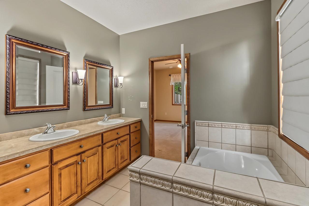 2004 single family home for sale at 797 Villa Park Way in West Fargo, ND — 3 bed, 3 bath (photo 21 of 45)