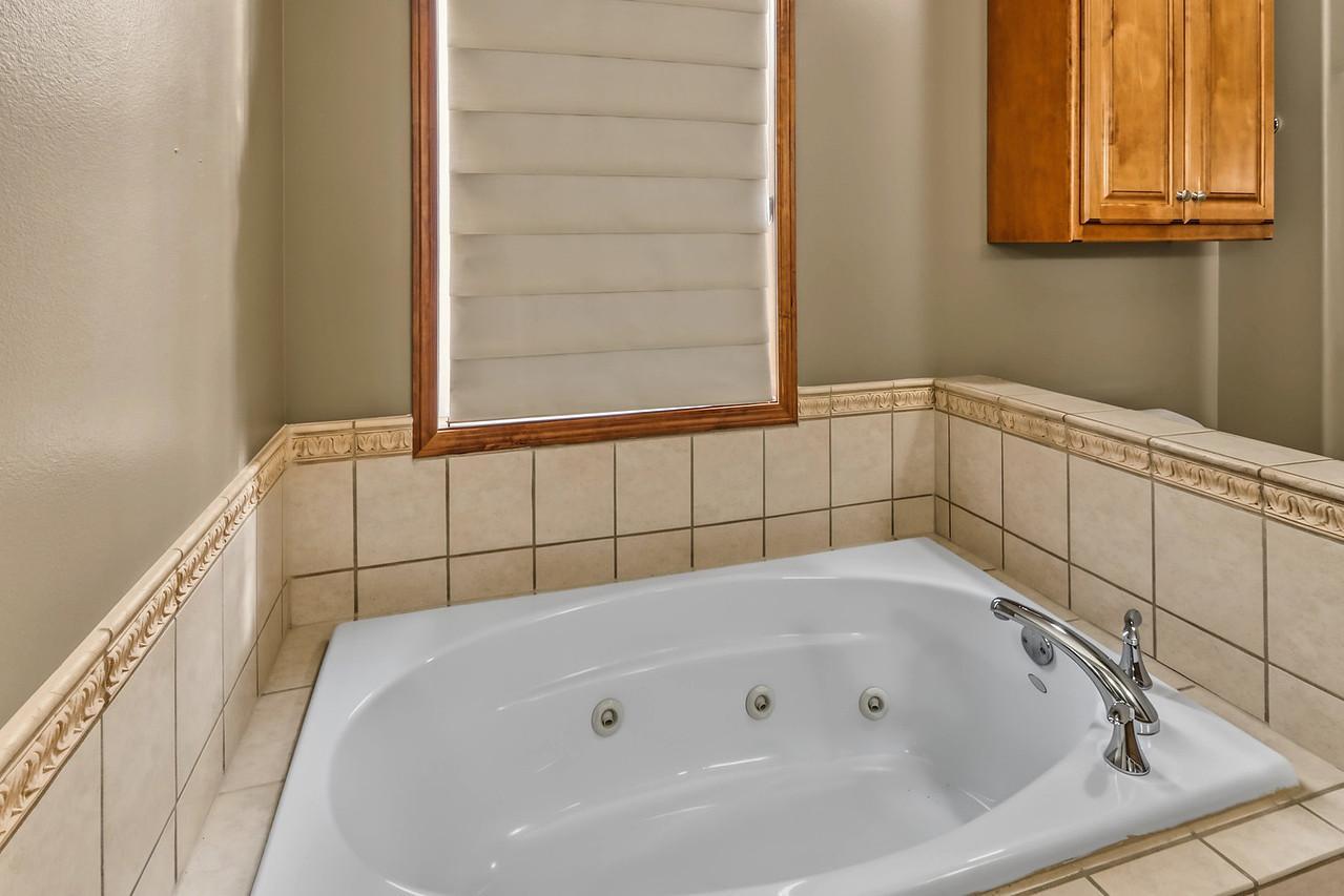 2004 single family home for sale at 797 Villa Park Way in West Fargo, ND — 3 bed, 3 bath (photo 22 of 45)