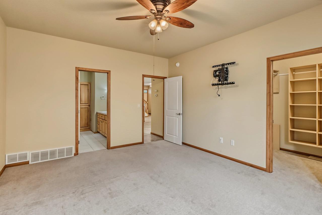 2004 single family home for sale at 797 Villa Park Way in West Fargo, ND — 3 bed, 3 bath (photo 24 of 45)