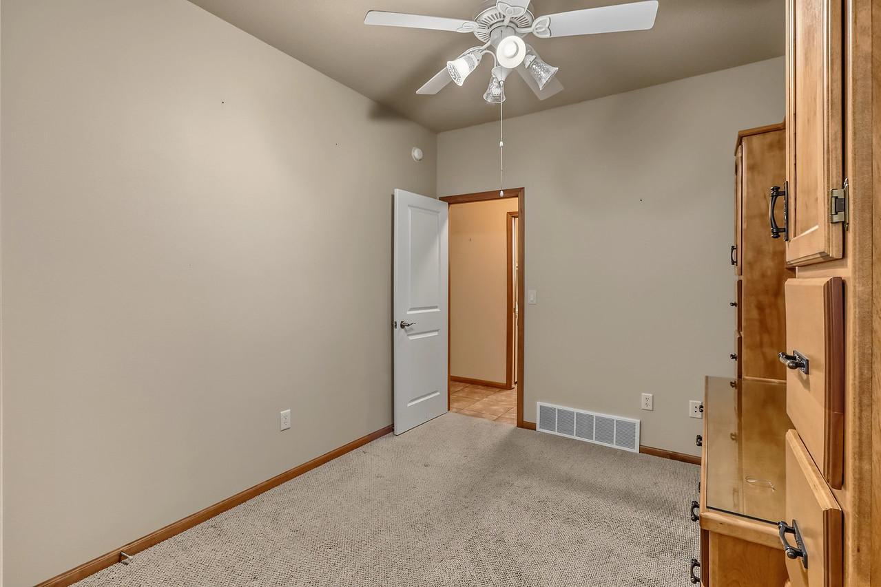 2004 single family home for sale at 797 Villa Park Way in West Fargo, ND — 3 bed, 3 bath (photo 27 of 45)