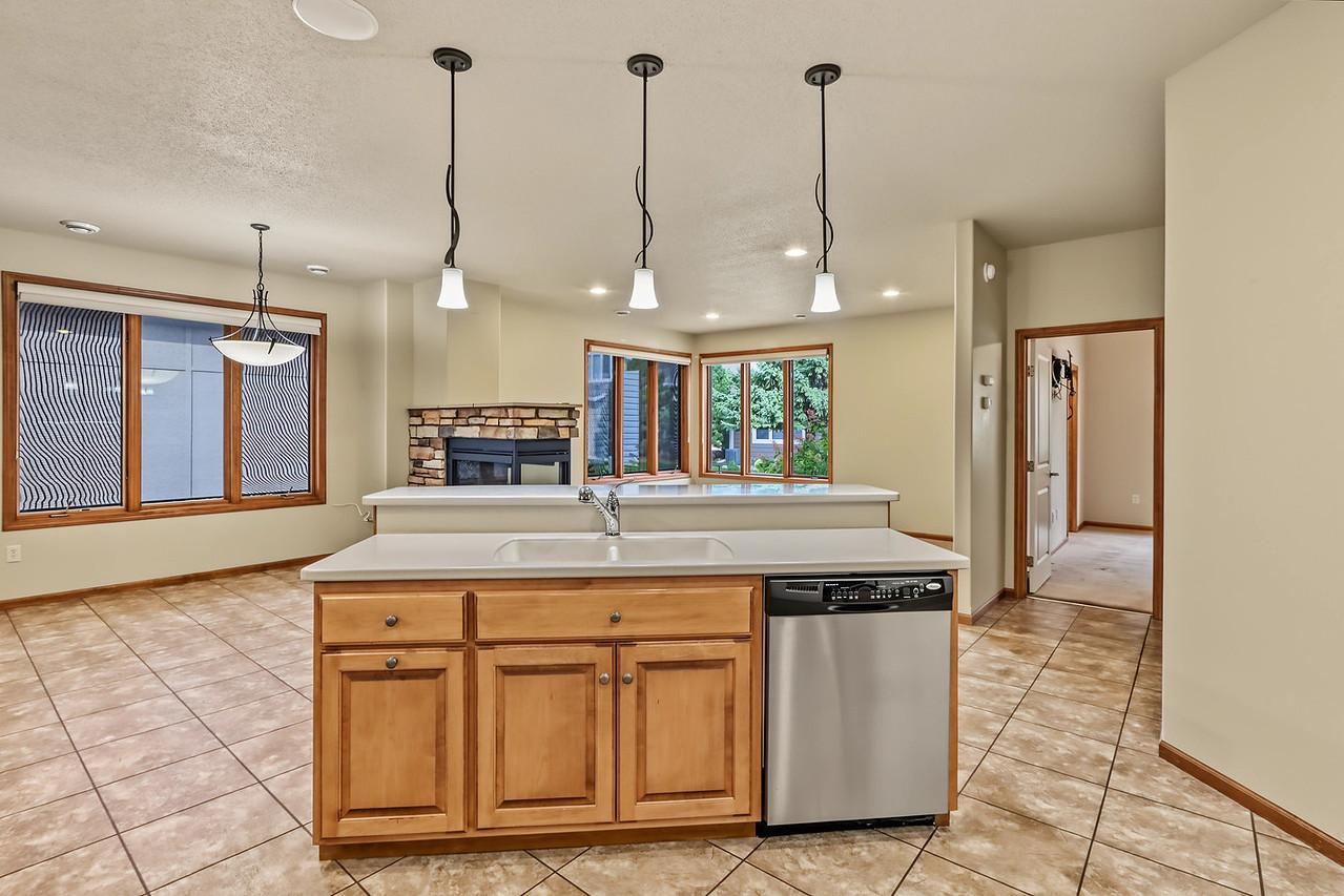 2004 single family home for sale at 797 Villa Park Way in West Fargo, ND — 3 bed, 3 bath (photo 8 of 45)