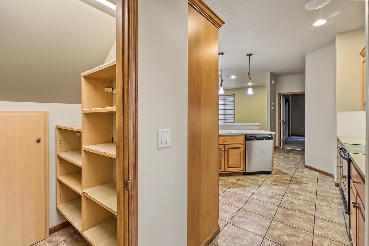 2004 single family home for sale at 797 Villa Park Way in West Fargo, ND — 3 bed, 3 bath (photo 10 of 45)