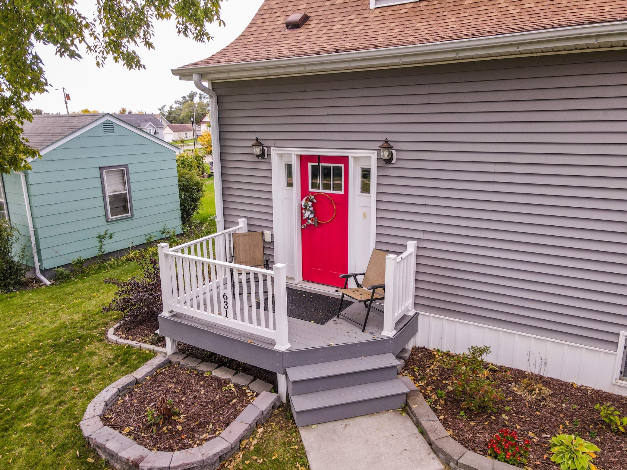 1900 single family home for sale at 631 4th Avenue NW in Valley City, ND — 4 bed, 3 bath (photo 2 of 32)