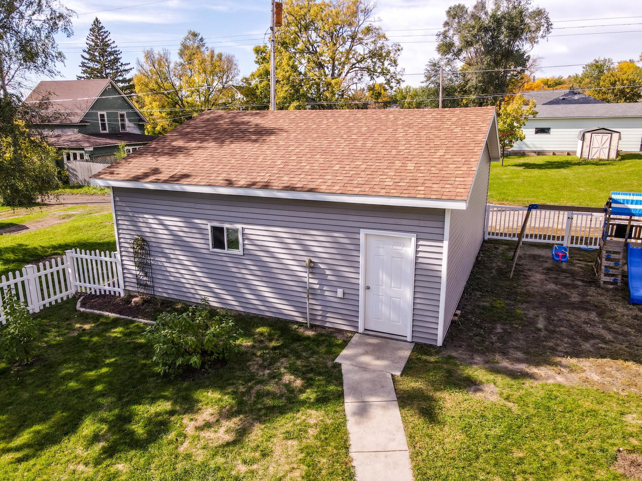 1900 single family home for sale at 631 4th Avenue NW in Valley City, ND — 4 bed, 3 bath (photo 12 of 32)
