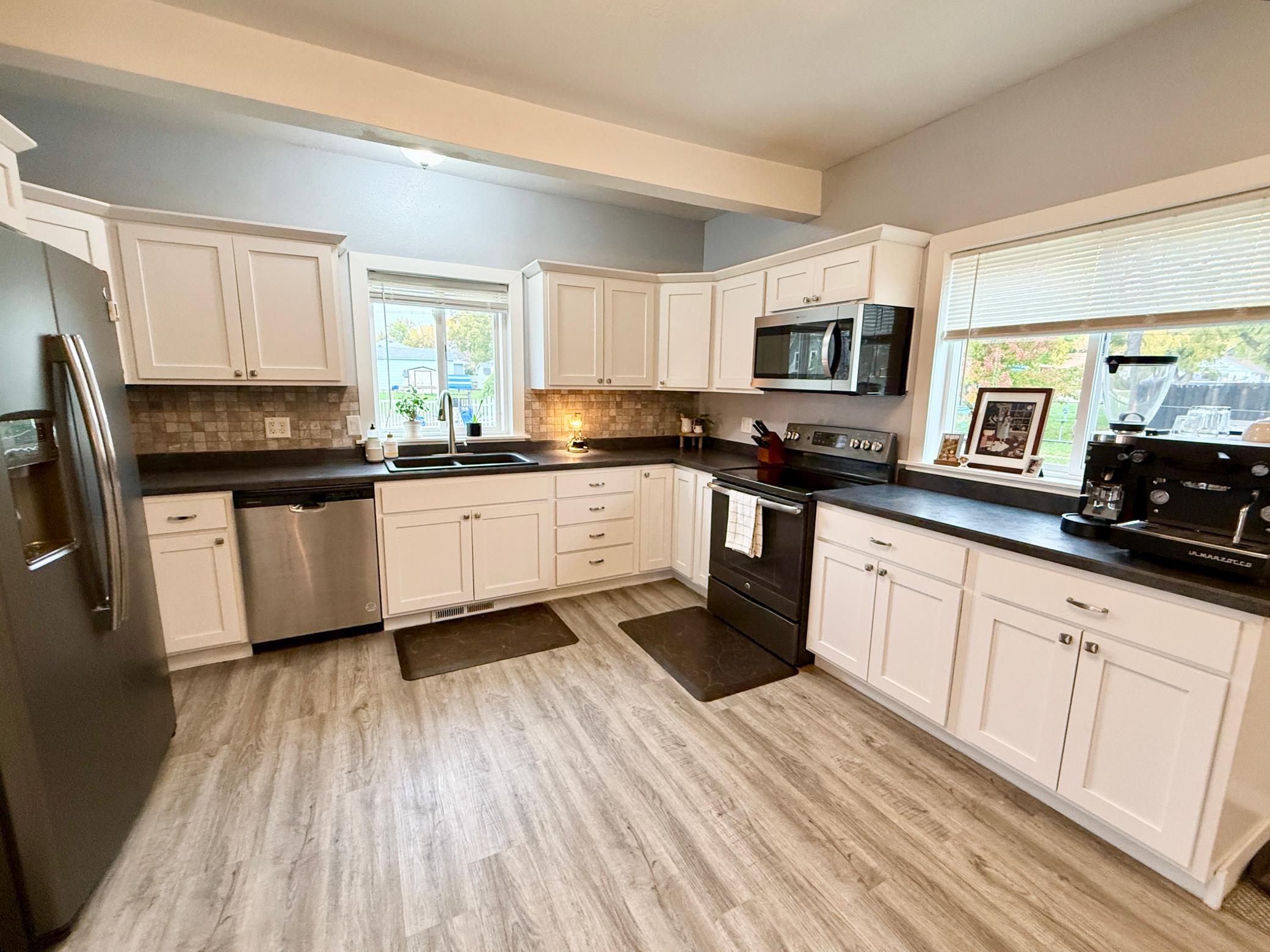 1900 single family home for sale at 631 4th Avenue NW in Valley City, ND — 4 bed, 3 bath (photo 15 of 32)