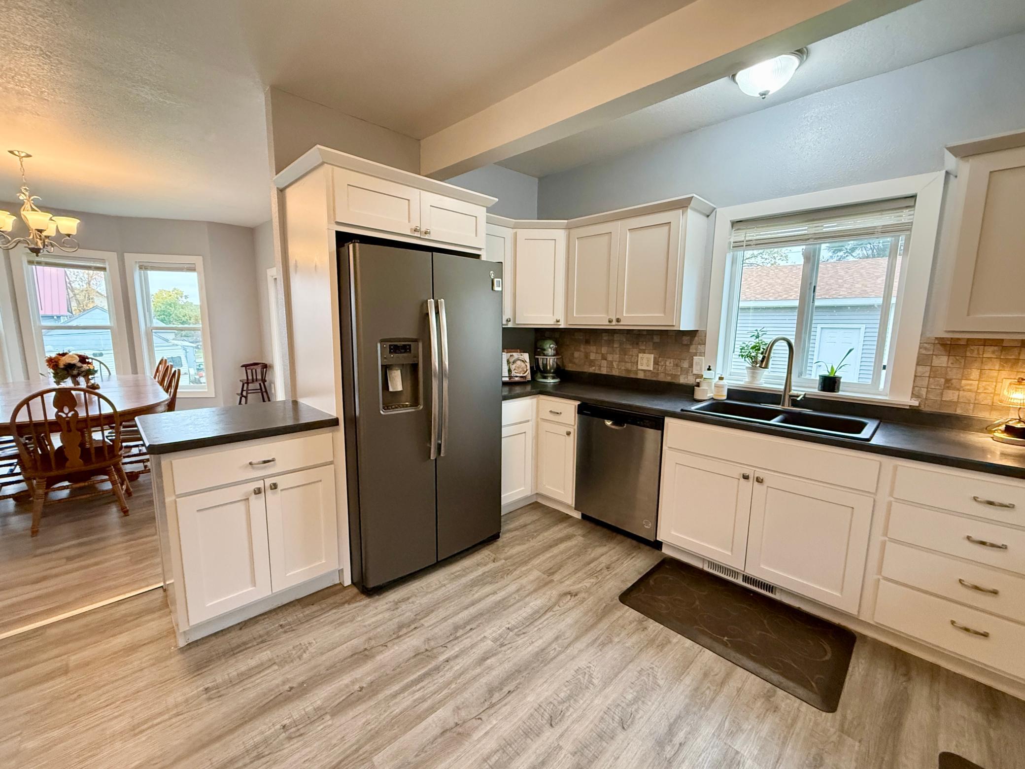 1900 single family home for sale at 631 4th Avenue NW in Valley City, ND — 4 bed, 3 bath (photo 16 of 32)