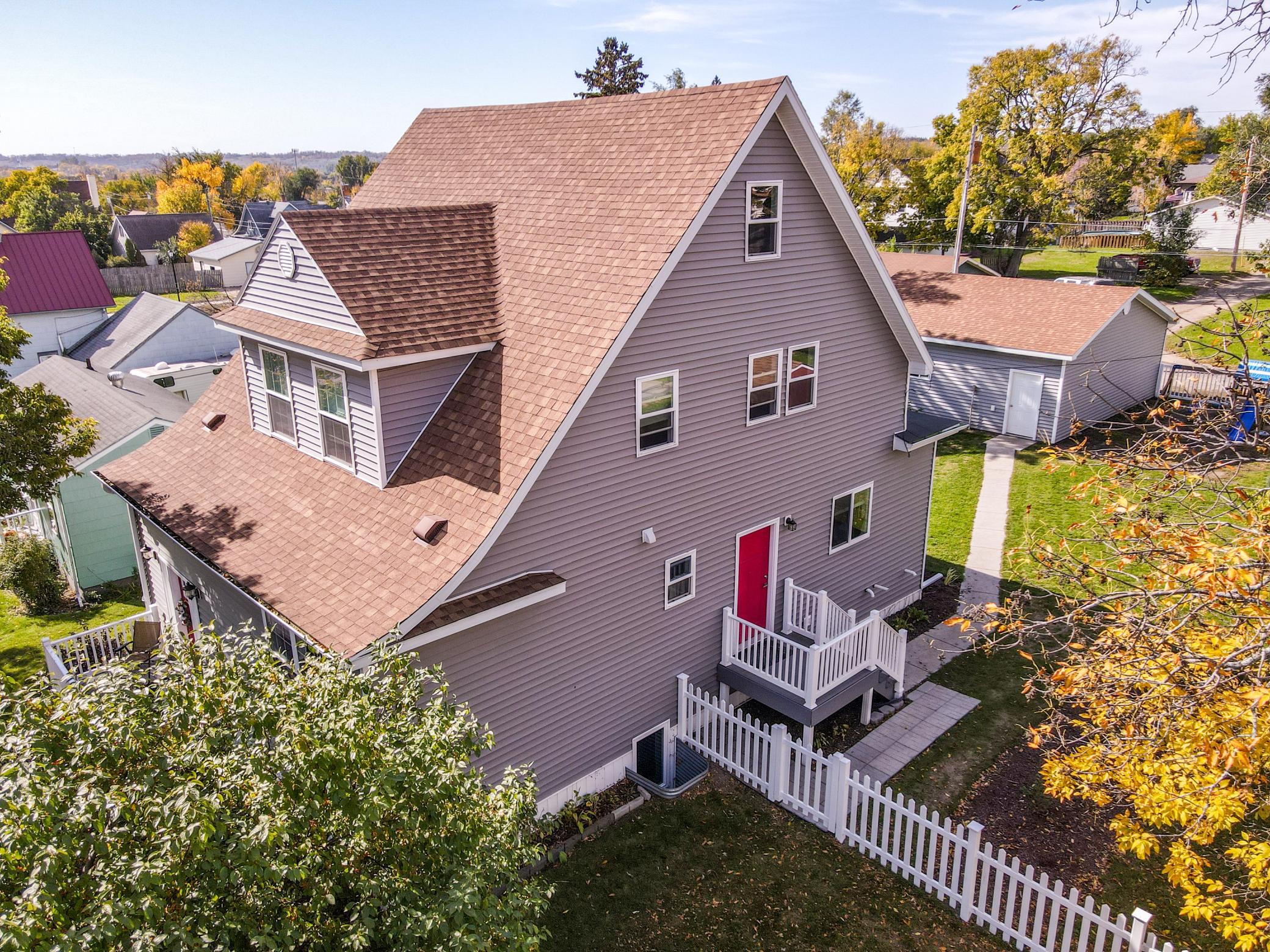 1900 single family home for sale at 631 4th Avenue NW in Valley City, ND — 4 bed, 3 bath (photo 3 of 32)