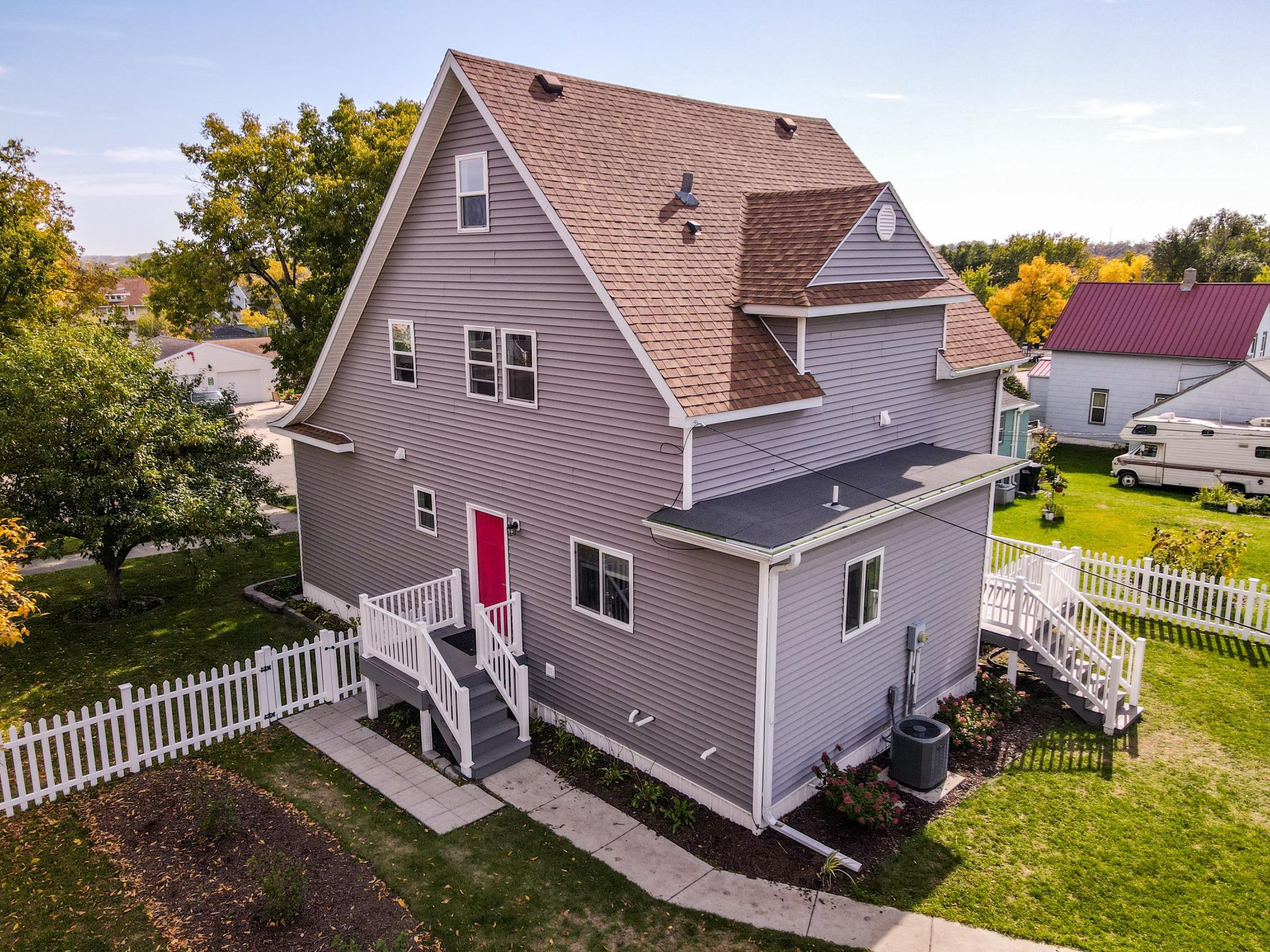 1900 single family home for sale at 631 4th Avenue NW in Valley City, ND — 4 bed, 3 bath (photo 4 of 32)