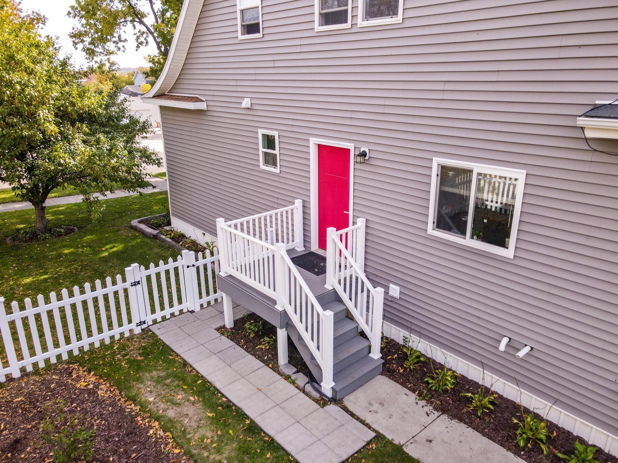 1900 single family home for sale at 631 4th Avenue NW in Valley City, ND — 4 bed, 3 bath (photo 5 of 32)