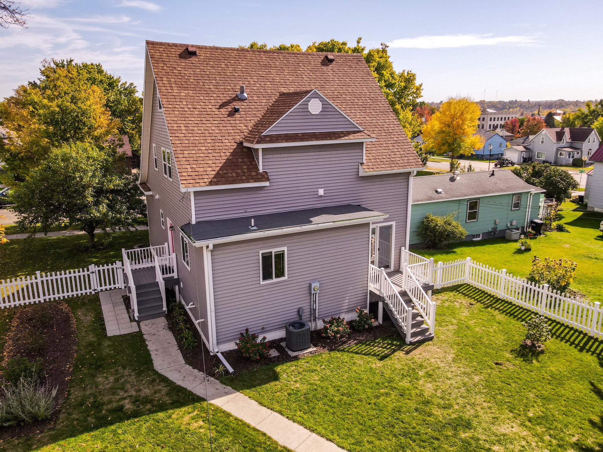 1900 single family home for sale at 631 4th Avenue NW in Valley City, ND — 4 bed, 3 bath (photo 6 of 32)